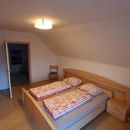 Hillside Hideaway 公寓 Tschoran