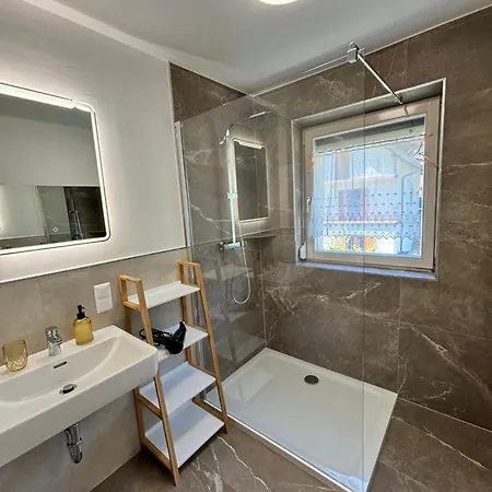 Hillside Hideaway Tschoran