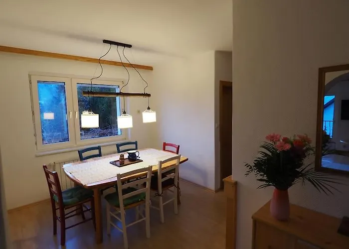 דירה Hillside Hideaway *